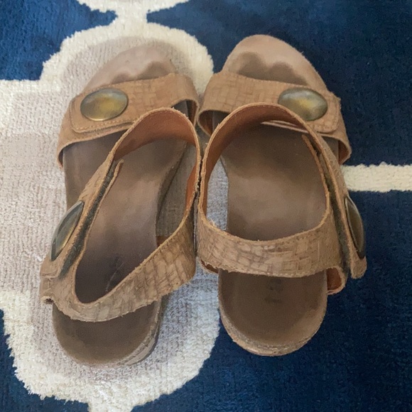 Taos Brown Wedges - Picture 2 of 9